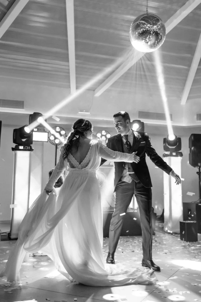 Los novios durante el baile.