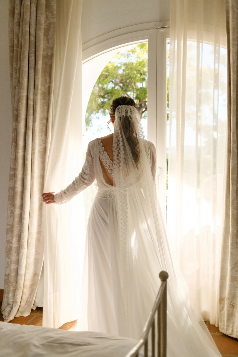 Marta junto a la ventana, lista para salir.