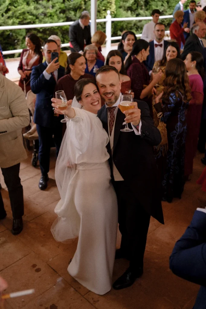 Los novios brindando.