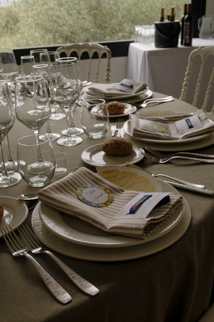 A la decoración de la mesa no le falta detalle.