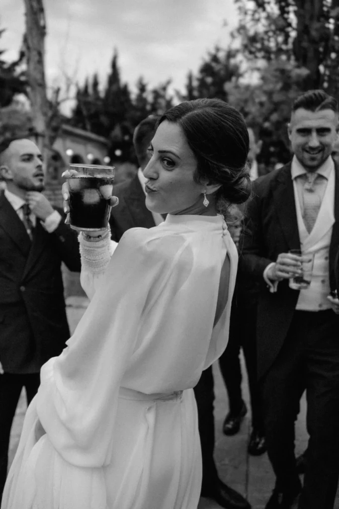 Marta bailando con sus invitados.