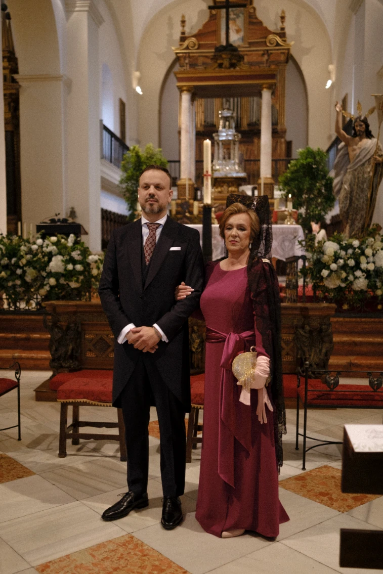 Pedro y su madre esperando a la novia.