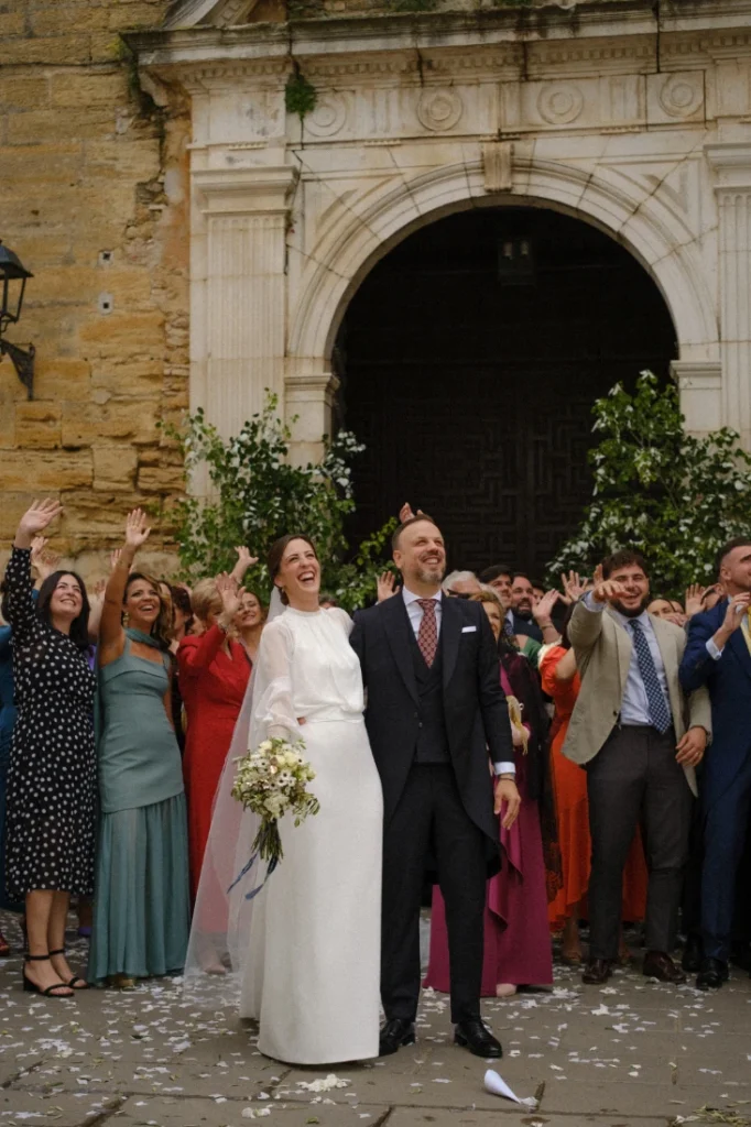 Marta y Pedro en la salida de la iglesia.