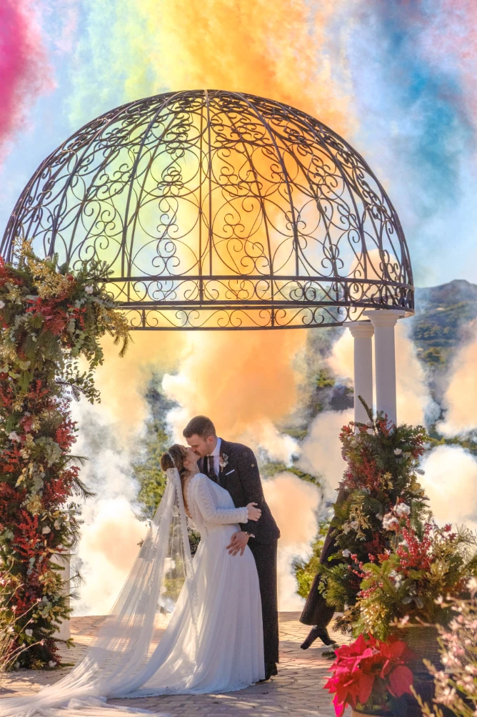 Beso en la cúpula de colores.