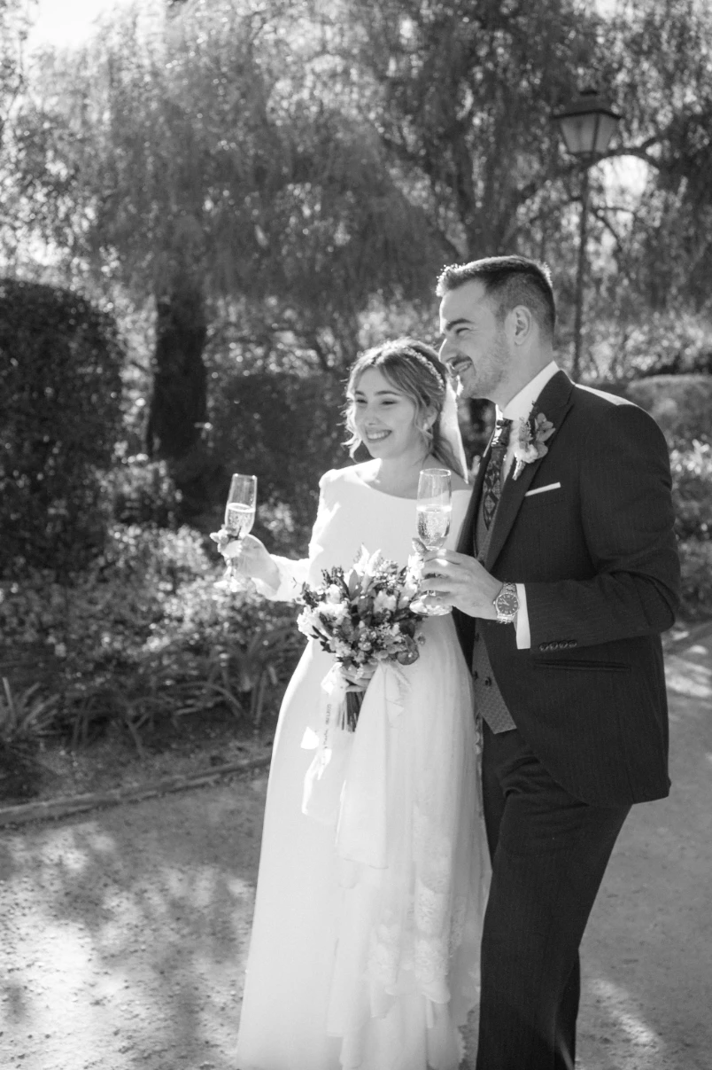 Los novios haciendo el brindis en la entrada del cóctel.