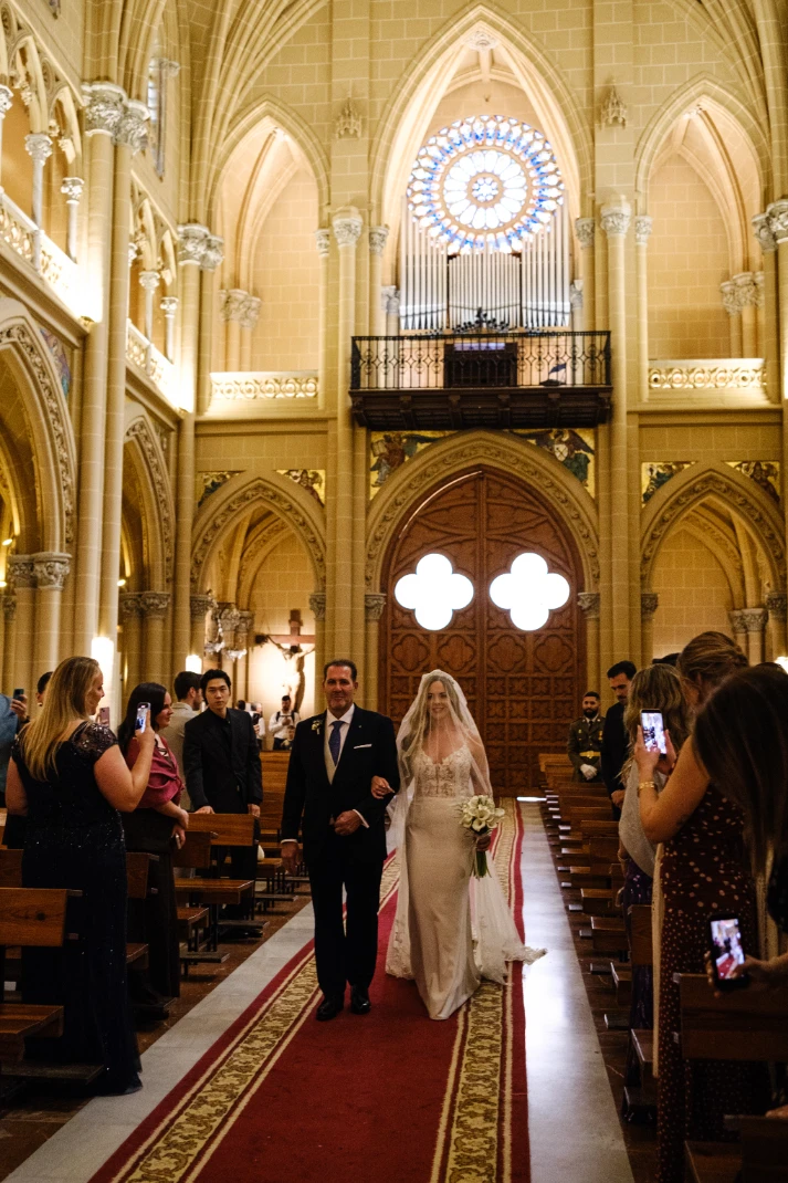 Inma y su padre hacia el altar.