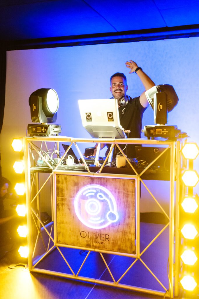 Dj, Oliver party expert.