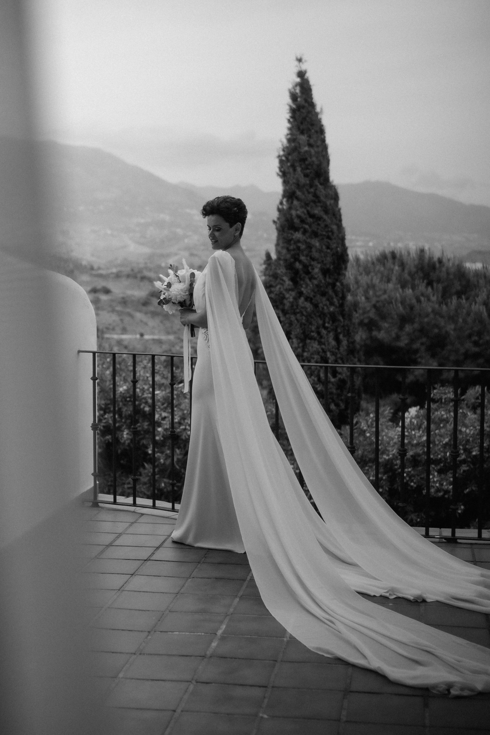 La novia con su elegante vestido.