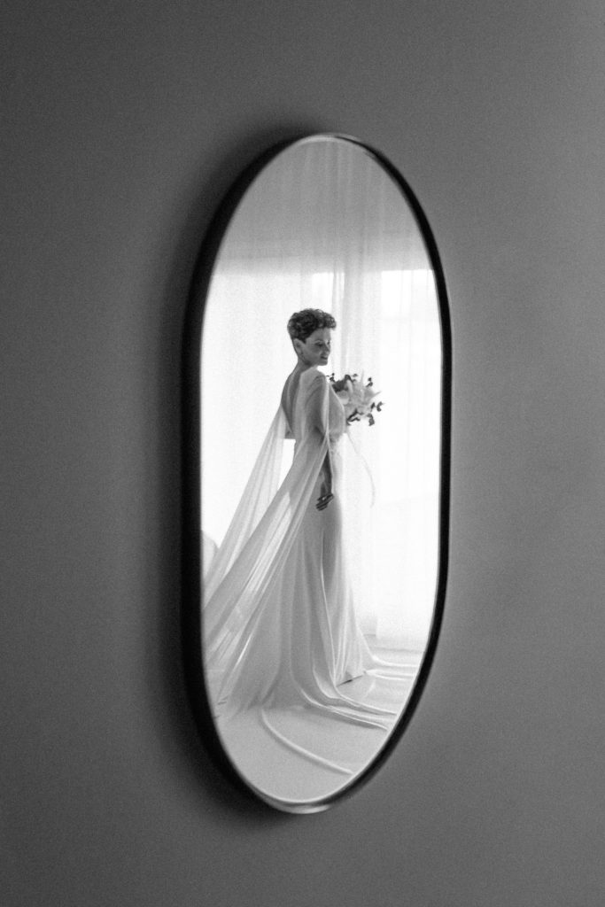 Reflejo de la novia en el espejo.
