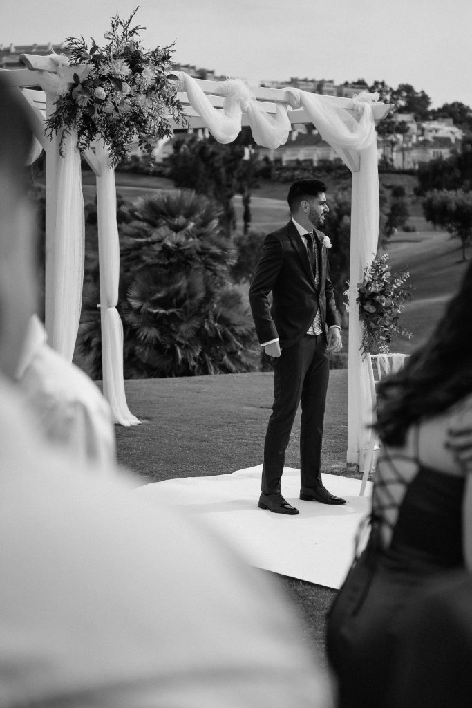 Jose esperando la llegada de su chica.