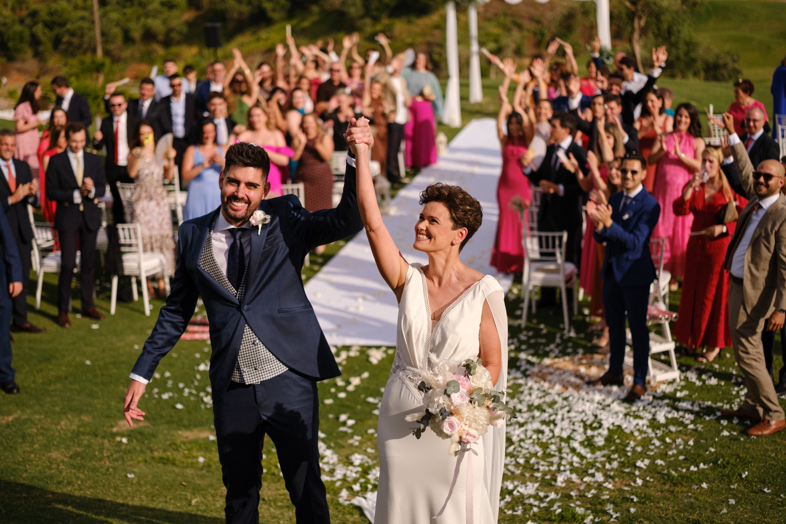 Los novios felices en la salida de la ceremonia.