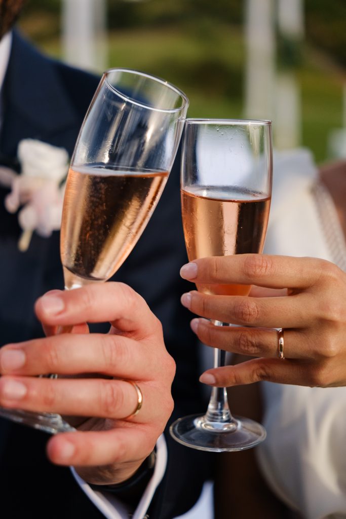 Un brindis por los novios.