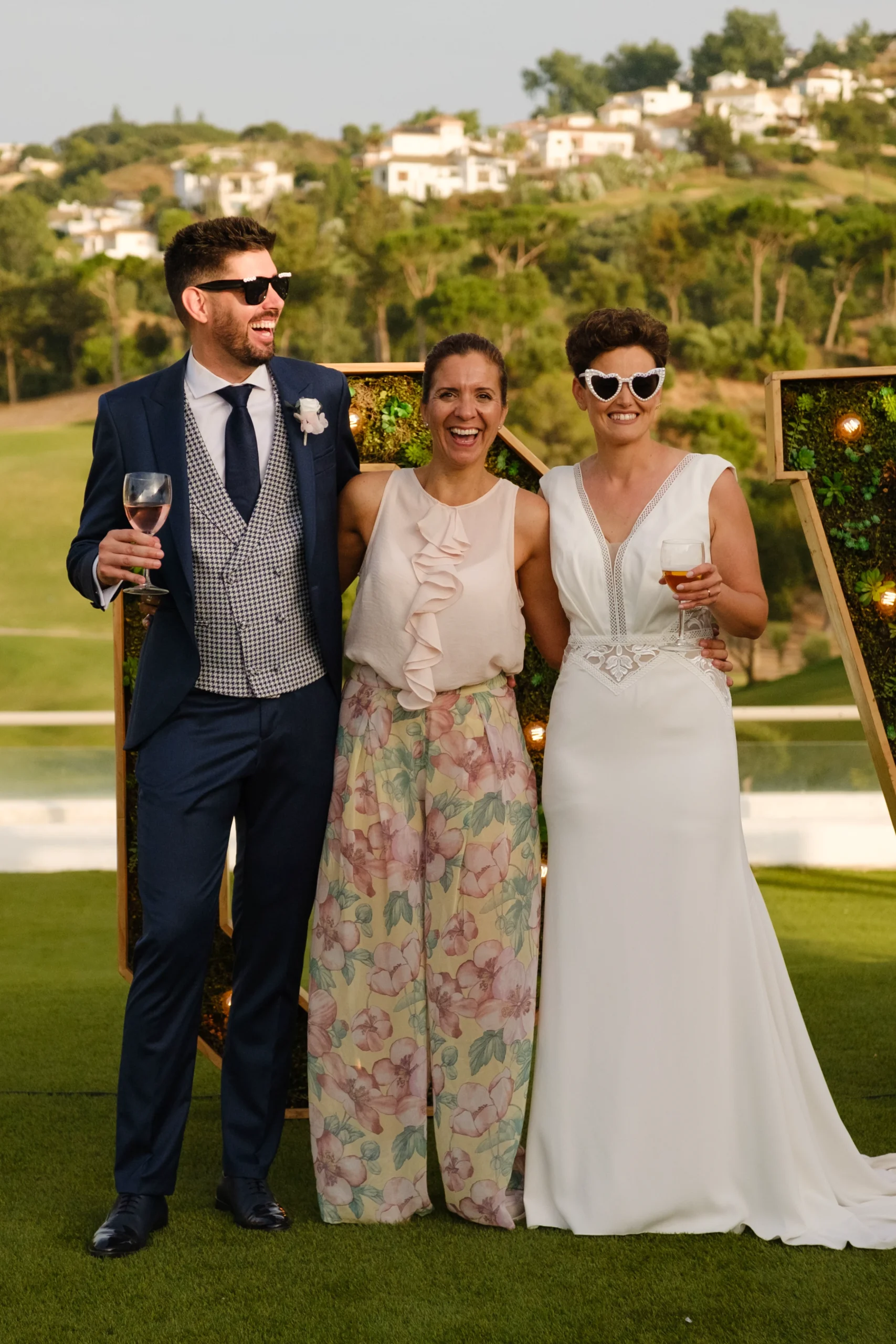 Los novios con Marian, wedding planner.